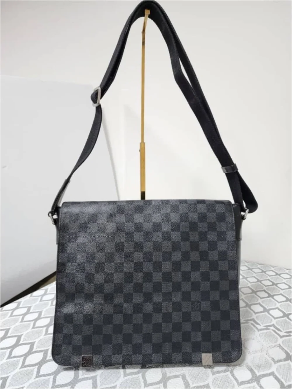 Authentic LOUIS VUITTON Damier Graphite District GM Men Messenger Bag Black/Grey